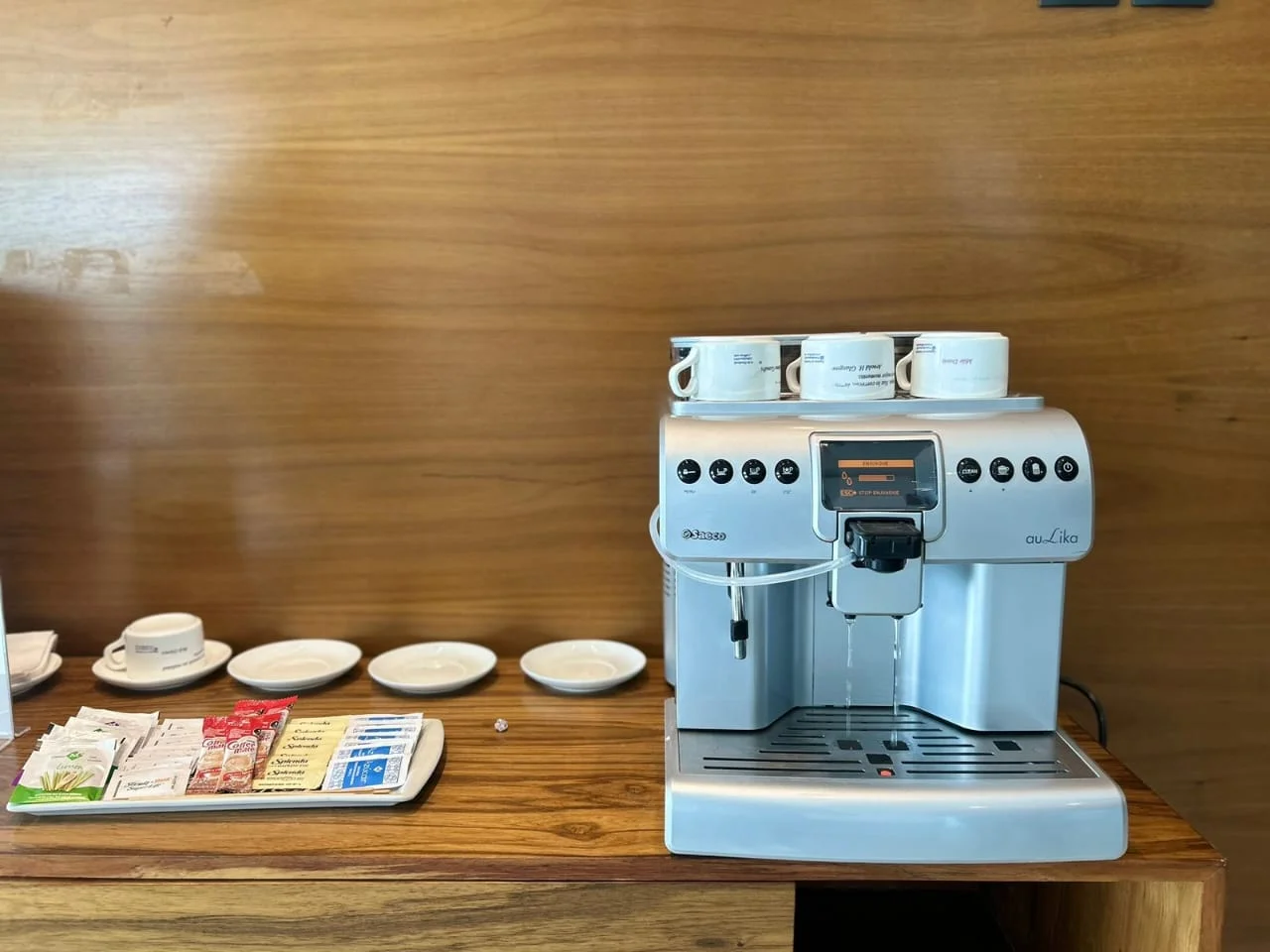 Cafetera sobre mesa de oficina